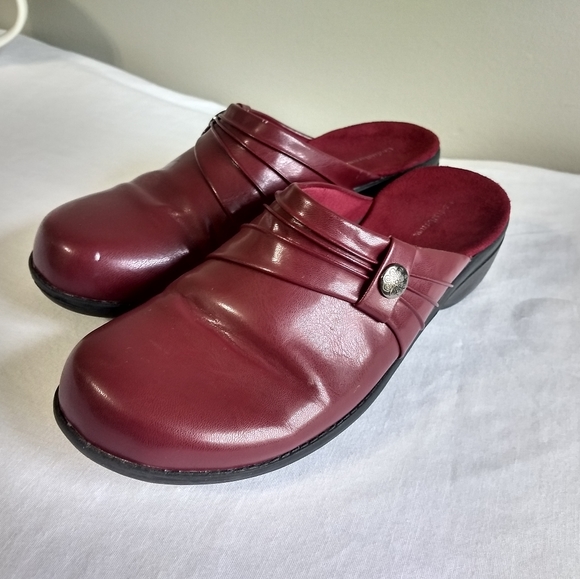 Croft & Barrow Maroon Pewter Clogs - Picture 3 of 7